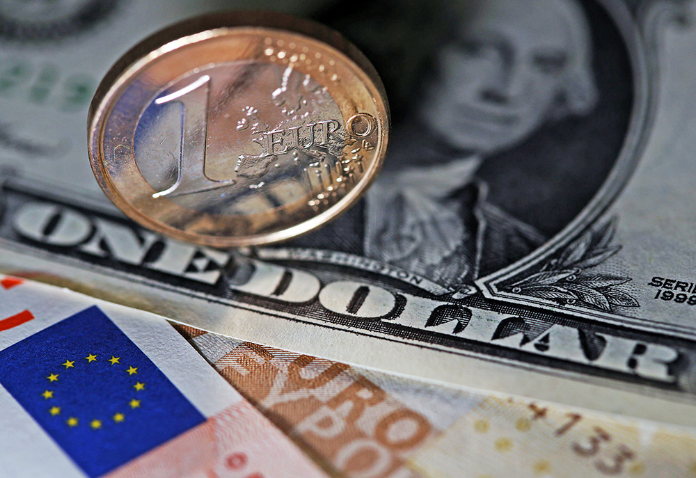Євро подешевшав на 15 копійок, а американська валюта - на дев'ять копійок, до 27,94 гривні за долар.