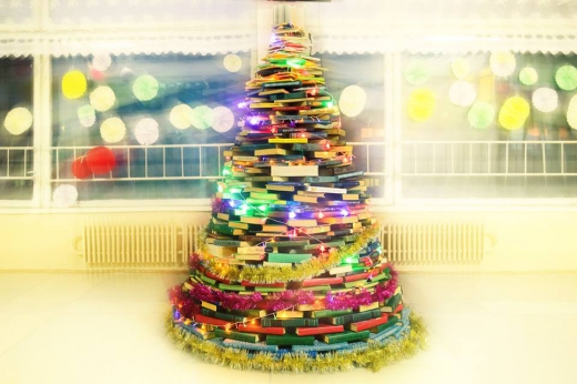 В УжНУ створили новорічну ялинку з 1000 книг