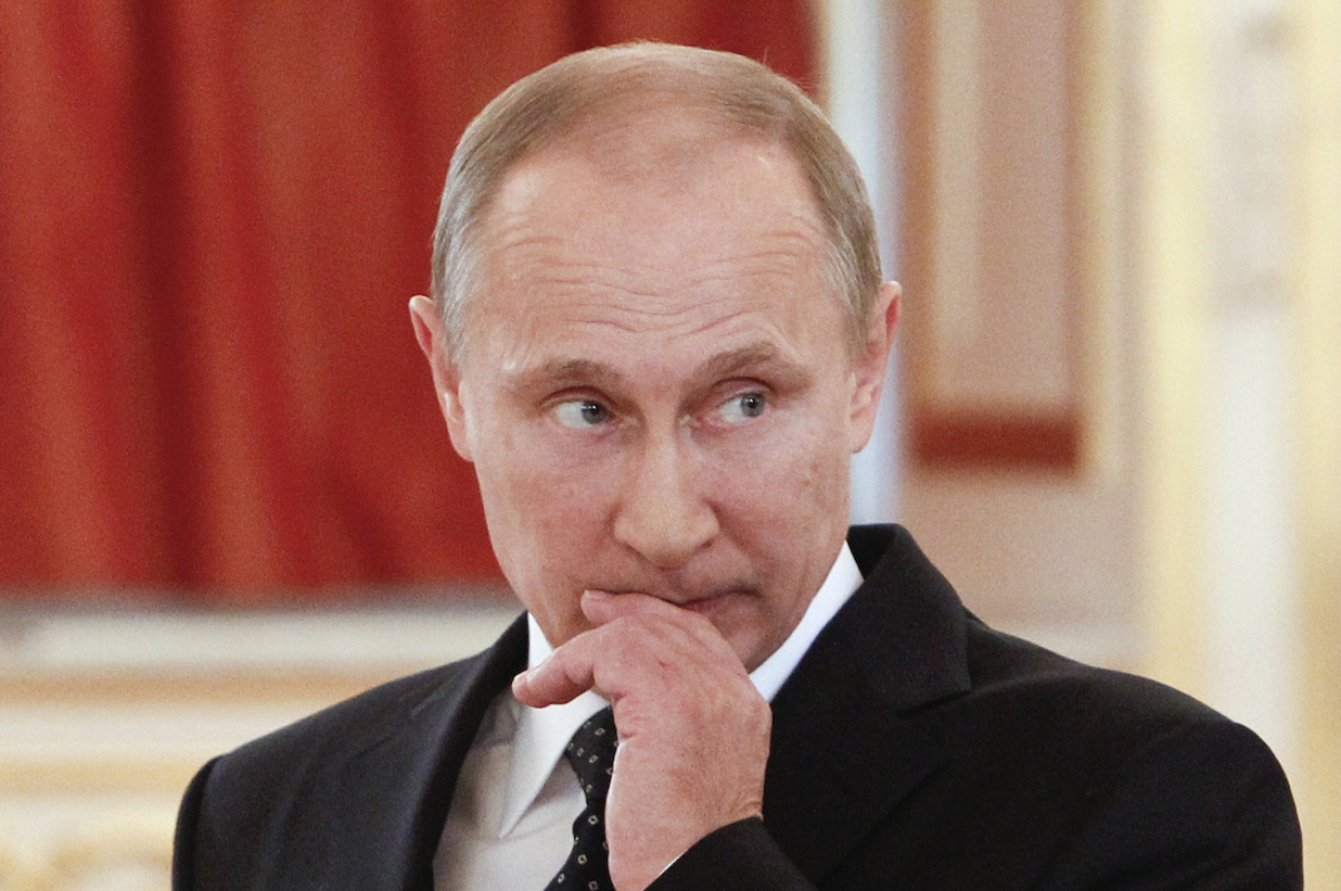 Президент Росії Володимир Путін за 2014 рік отримав сукупного доходу 7,7 мільйонів рублів (близько 3,5 млн грн), має одну квартиру та 3 автомобілі.
