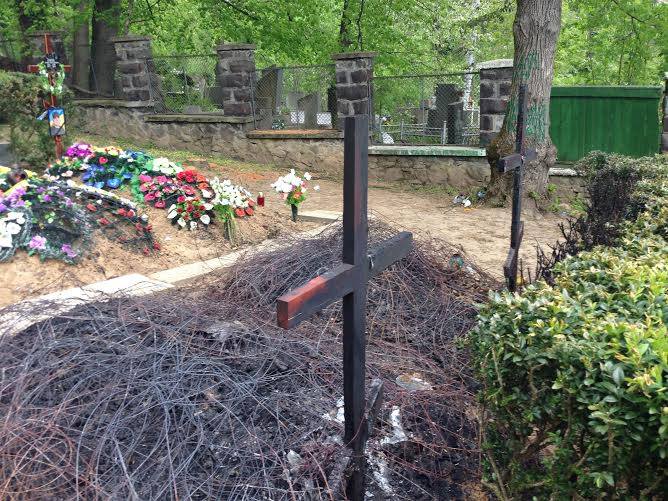 На кладовищі Кальварія в м.Ужгороді в минулі вихідні виявили обгорілими кілька могил загиблих воїнів АТО.
