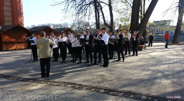 В Ужгороді найталановитіші студенти-музиканти дали концерт просто неба / ВІДЕО