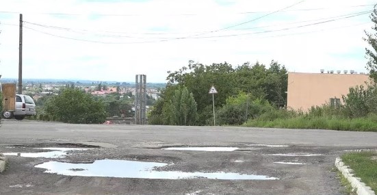 В Ужгороді заїзд до гуртожиту майже суцільна яма (ВІДЕО)