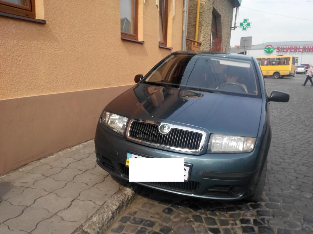 Работники муниципальной полиции Мукачева составили четыре протокола об административном правонарушении на владельцев автомобилей, которые припарковали на тротуарах.