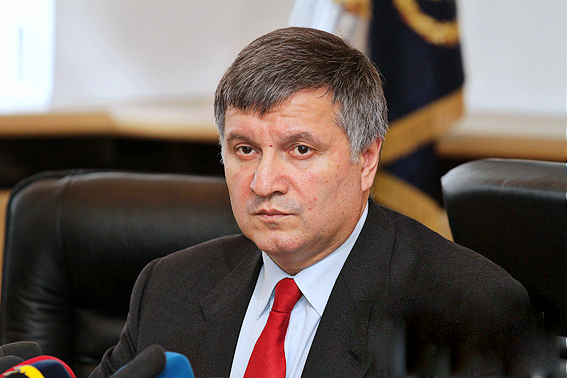 Міністр внутрішніх справ Арсен Аваков повідомив, що працівники Генпрокуратури почали проводити допити у зв'язку з конфліктом у Мукачеві. 