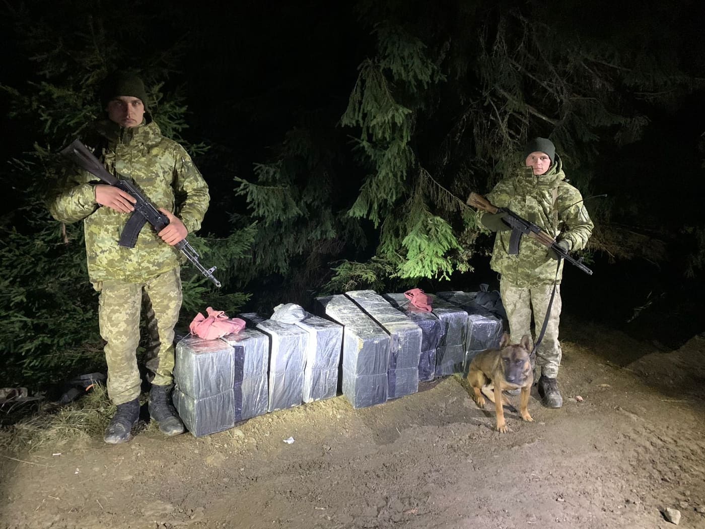 Пограничники Мукачевского отряда пресечены очередная попытка контрабанды табака.