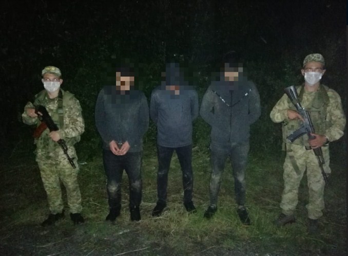 Трьох нелегальних мігрантів затримали сьогодні прикордонники відділення «Косино» спільно з курсантами Національної академії Держприкордонслужби.
