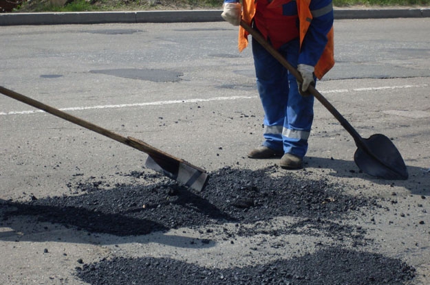 Закарпатські чиновники розповіли про поточний та капітальний ремонт доріг у багатьох населених пунктах краю.