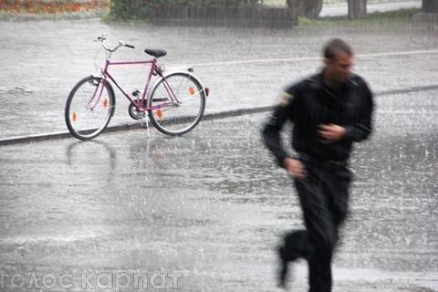 У Виноградові потужна злива стала на заваді благодійному велопробігу / ВІДЕО