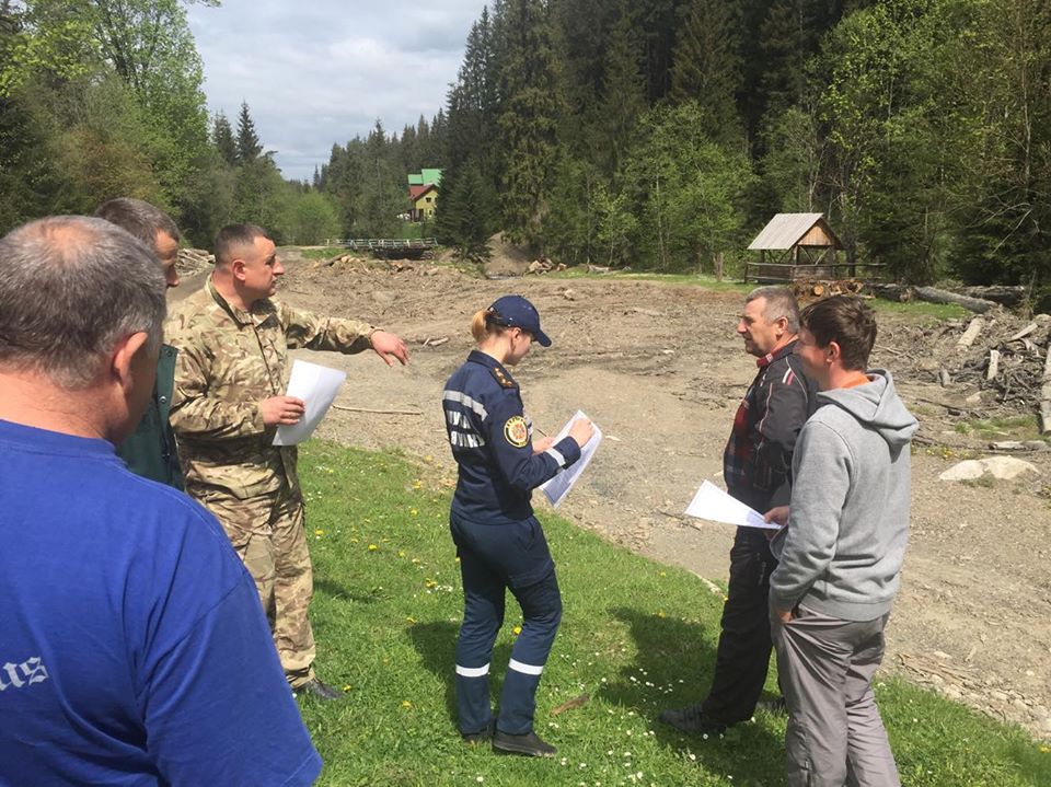 16 мая раховские спасатели совместно с работниками ГП «Ясинянское ЛМГ» в урочище Козьмещик провели разъяснительную работу среди лесопользователей и туристов.