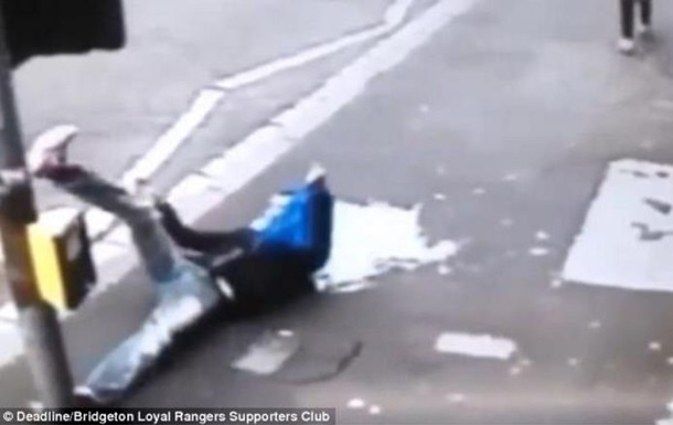 У шотландському місті Глазго одна з міських камер зафіксувала курйозний інцидент, коли чоловік врізався у світлофор, задивившись на проходжалу неподалік дівчину, передає The Daily Mail.
