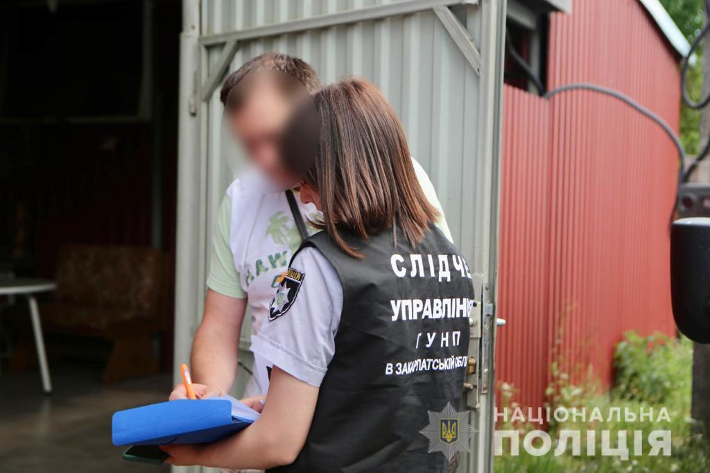 Співробітники Головного управління Національної поліції в Закарпатській області викрили іноземця, який познайомився в мережі з 14-річною дівчинкою, запросив до себе додому та розбещував дитину. 
