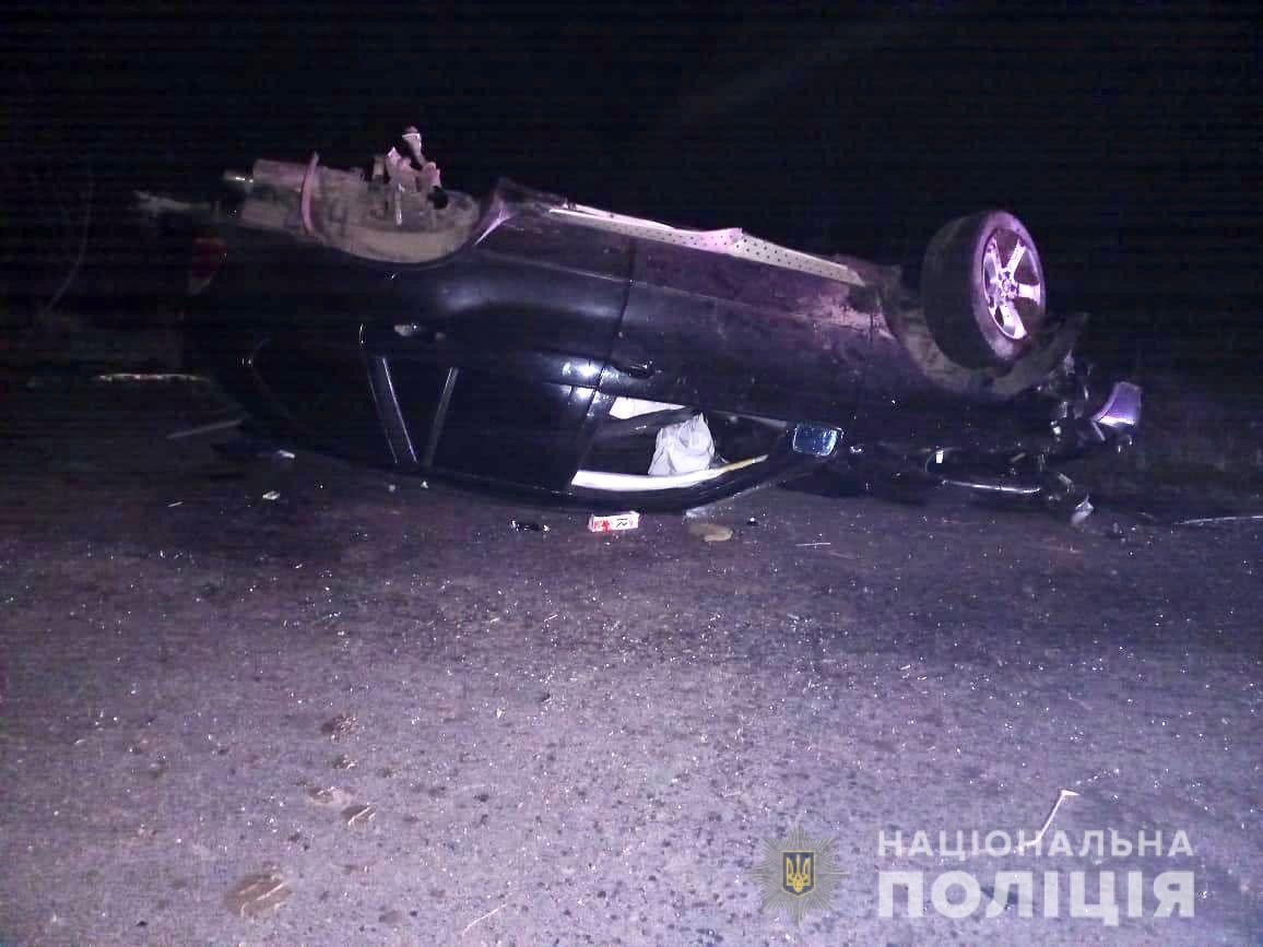 Вчора, 26 квітня, пізно ввечері наряд групи швидкого реагування Тячівського районного відділу поліції під час патрулювання виявив перекинутий автомобіль «BMW X5» на виїзді з райцентру. 