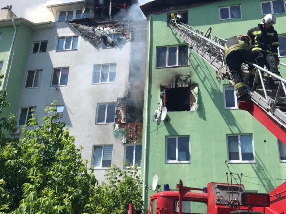 В пятиэтажном доме в селе Билоходка под Киевом, на третьем этаже, произошел взрыв, после чего вспыхнул пожар.