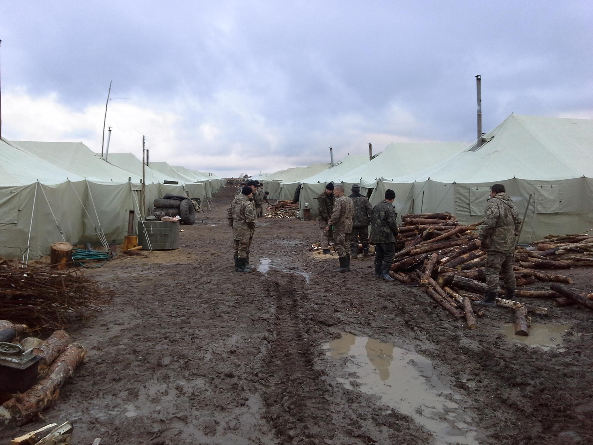 Лагерь войск. Полевой лагерь Чечня. Военный полевой лагерь Чечня. Военный полевой лагерь армии полигон. Палаточный военный лагерь в Чечне.