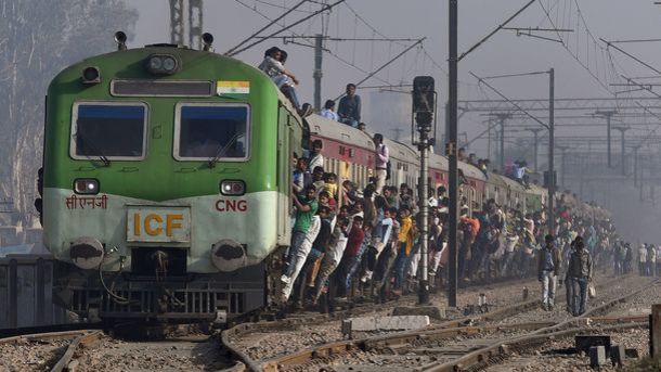 Железнодорожная компания задолжала мужу 10 миллионов рупий, однако выплатила долг поездом.