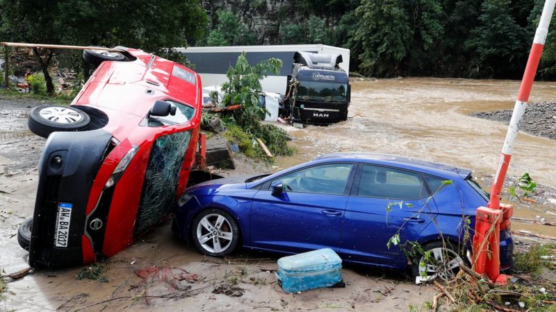 В Западной Германии более трех десятков человек погибли в результате сильного наводнения.