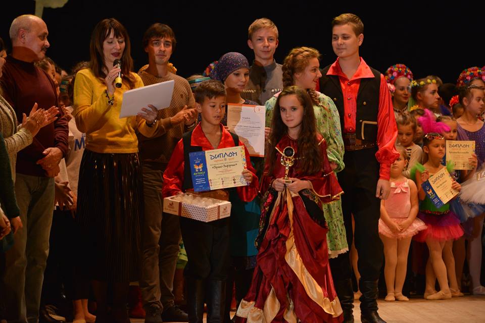 Колектив Ужгородського центру творчого розвитку дітей та дорослих «Зіраті-Зефірчик» взяв участь у Всеукраїнському хореографічному конкурсі-фестивалі «Витоки-Dance», який проходив у Черкасах.