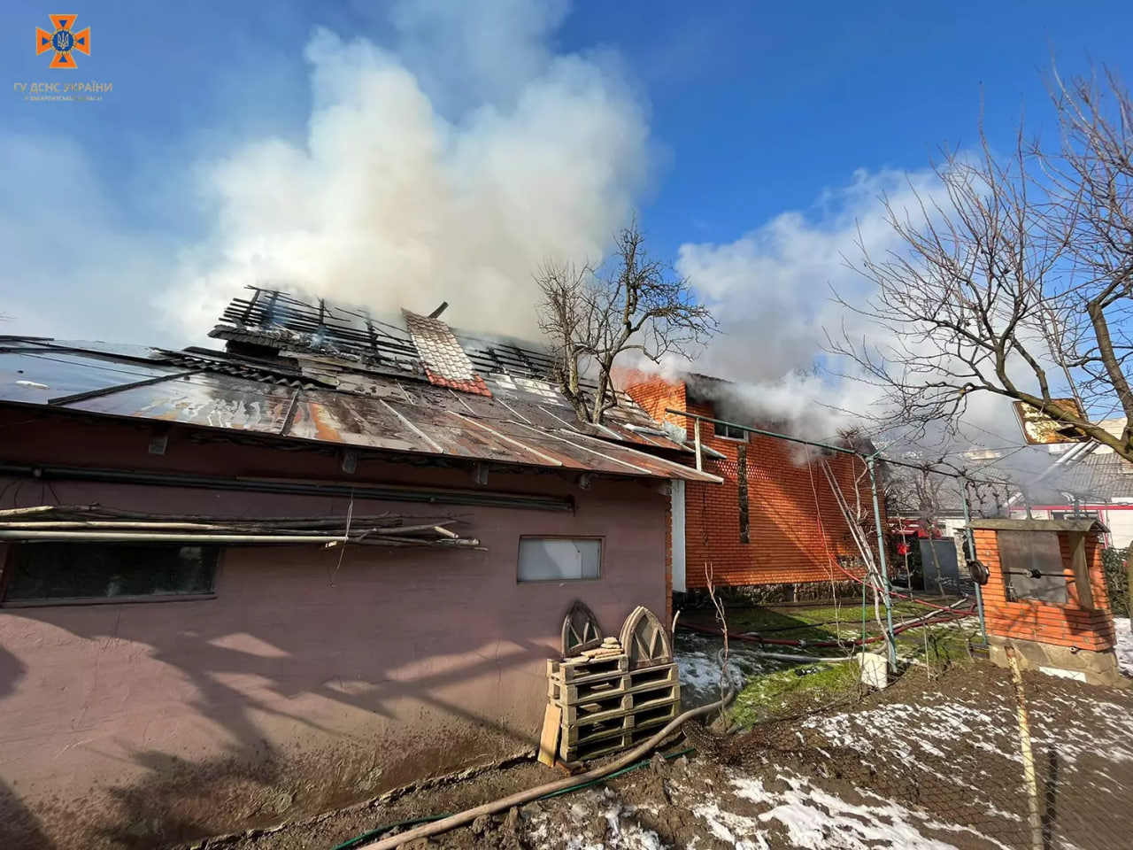 Рятувальники Хуста ліквідували пожежу у житловому будинку та врятували дві сусідські будівлі