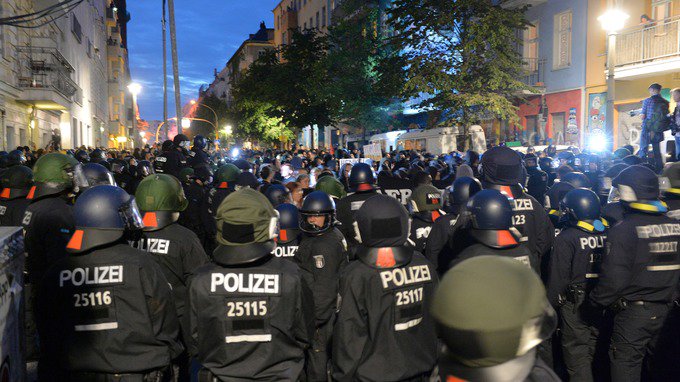 Всего 123 полицейских получили ранения в результате столкновений с участниками акции протеста левых радикалов, которая состоялась накануне в Берлине.