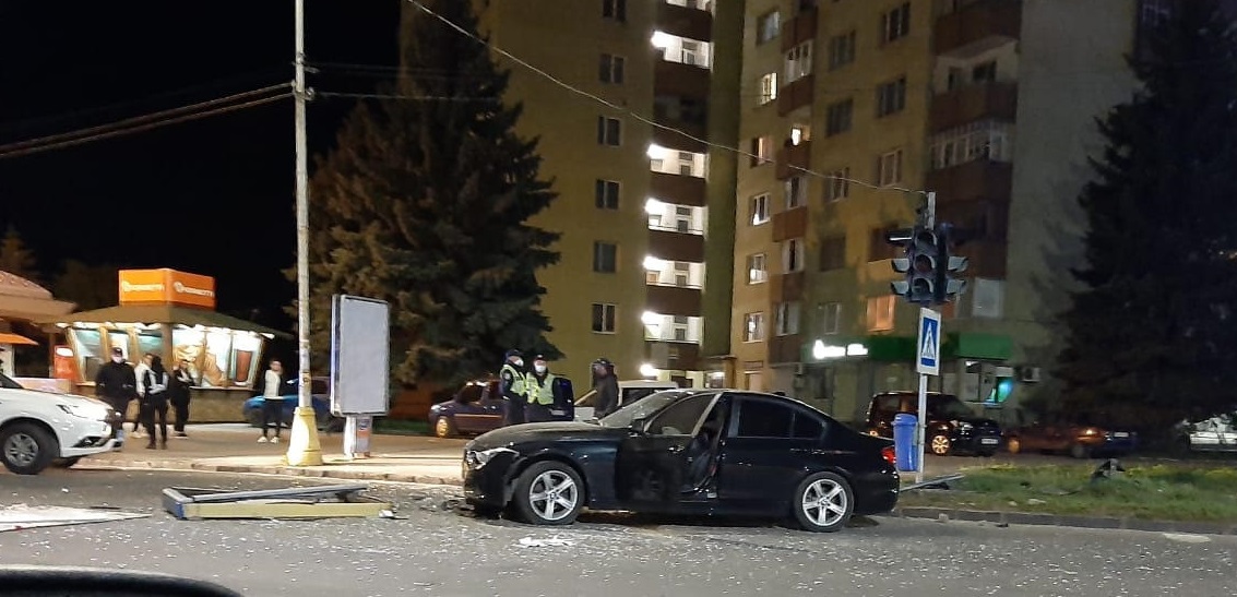 В ночном Ужгороде автомобиль снес ситилайт.