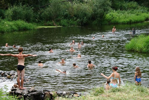 Как сообщил Инспектор ГПСЧ-5 Михаил Билак в Иршавском районе не имеет паспортизированных и оборудованных мест для купания и несмотря на это, купальный сезон уже начат.
