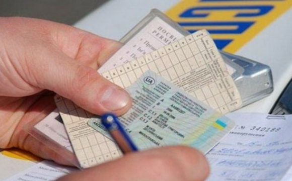 Свалявский районный суд оштрафовал мужчину на 510 грн, который предъявил в полицию поддельные водительские права трактора.