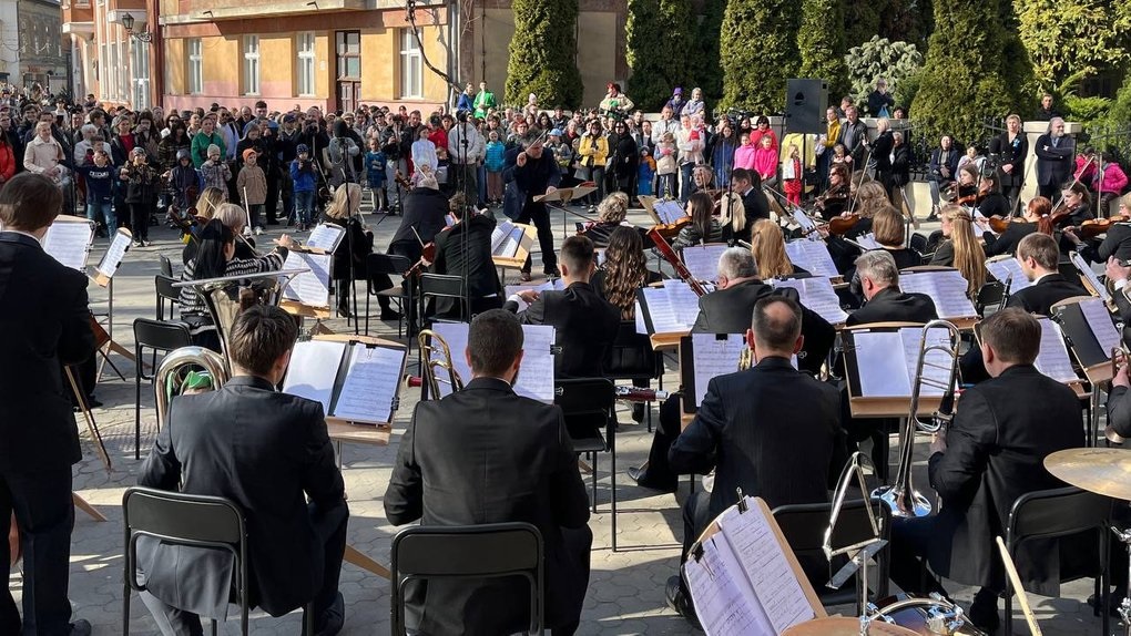 Військовий оркестр 128-ї окремої гірсько-штурмової Закарпатської бригади виступив сьогодні в Ужгороді. 