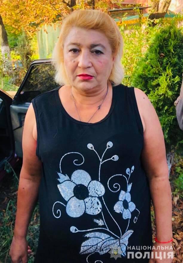 55-річна мешканка Закарпатської області, під приводом продажу меду, потрапила в будинок та вкрала гроші та паспорт у 83-річного мешканця с. Глибока, Коломийського району, Львівської області.