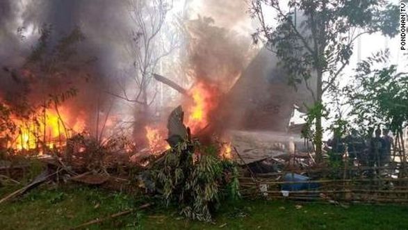 На півдні Філіппін розбився військово-транспортний літак, який перевозив 92 людини, переважно військових.