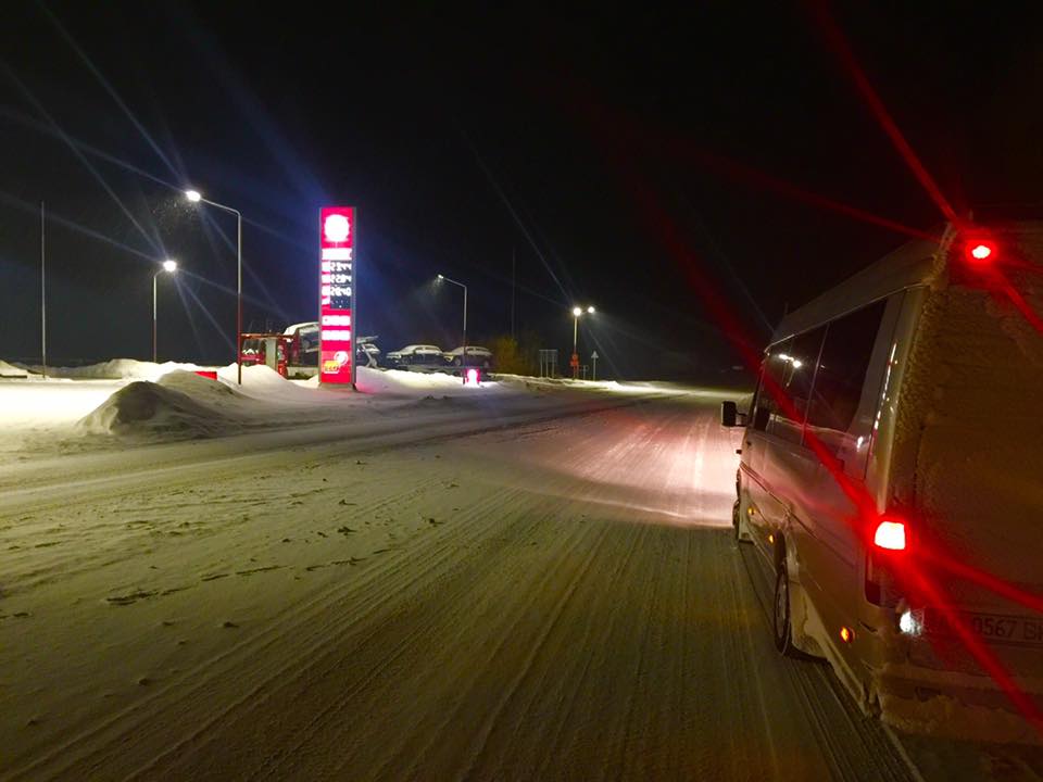 Станом на сьому годину ранку 13 січня проїзд на автодорозі Київ-Чоп ускладнений через Латірський та Абранський перевали. 