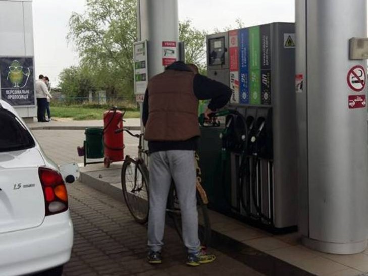 У мережі Фейсбук опублікували світлину чоловіка, який наливає бензин у тару, але виглядає так, ніби він заправляє велосипед, написало Depo.Закарпаття.