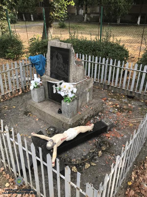 В місті над Латорицею нетверезий чоловік розбив меморіал та заявляв, що зробив це з метою ремонту.
