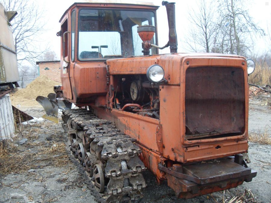 В пгт. Воловец, в поле на расстоянии 4 километра от населенного пункта, в результате сдвига грунта перевернулся трактор ДТ-75, в результате чего погиб водитель.