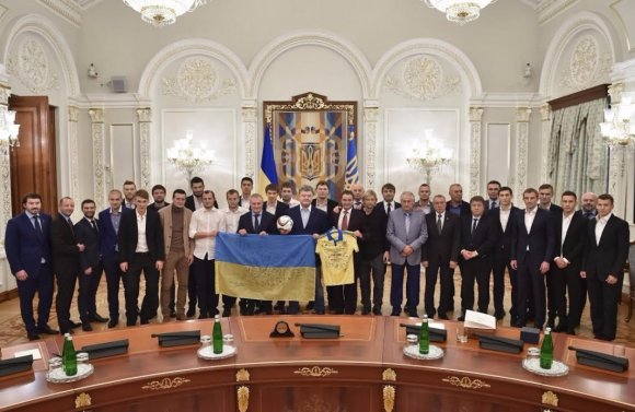 Петро Порошенко на зустрічі з футболістами збірної країни, яка минулого тижня успішно вирішила завдання виходу у фінальну частину Євро-2016, привітав команду з успіхом і вручив цінні подарунки.