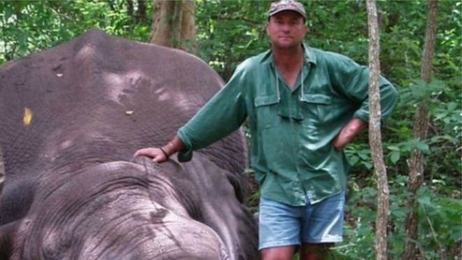 Профессионального охотника в Зимбабве задавил слон, которого перед этим застрелили. Об этом сообщают СМИ.
