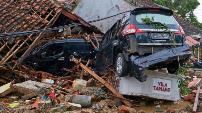 Щонайменше 220 людини загинули та 843 отримали поранення через цунамі в Індонезії на узбережжі Зондської протоки. Про це повідомляють індонезійські чиновники.

