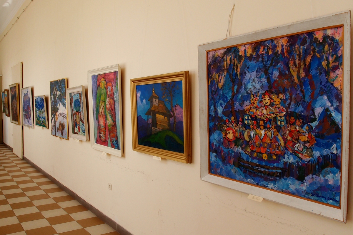 В обласному художньому музеї ім.Й.Бокшая запрацювала виставка, що репрезентує історію й сьогодення закарпатської художньої школи та вкотре засвідчує її широку розмаїтість і, водночас, упізнаваність.  