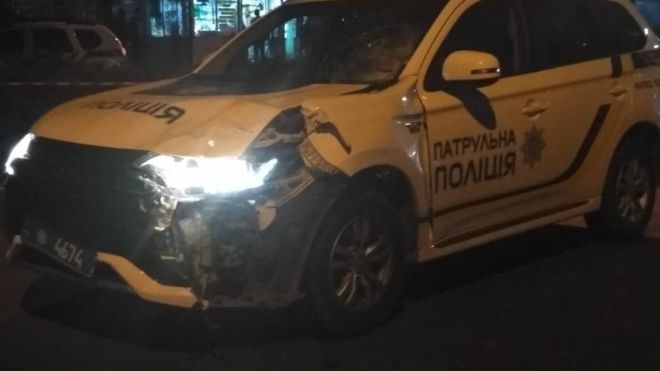 У Чернівцях патрульний автомобіль збив на смерть пішохода.


