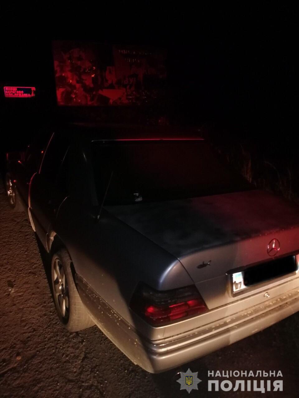 З автозаправної станції в с.Павшино Мукачівського району викрали автомобіль марки «Mercedes-Benz». Поліцейські оперативно  розшукали транспортний засіб та затримали викрадача.