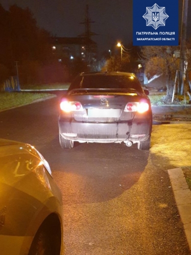 Увагу патрульних поліцейських в Ужгороді привернув автомобіль Mazda, який рухався вулицею Шевченка з технічними несправностями.