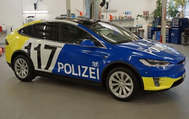 У швейцарському кантоні Базель-Штадт представили нові автомобілі моделі Tesla X 100D, які будуть використовуватися поліцією.
