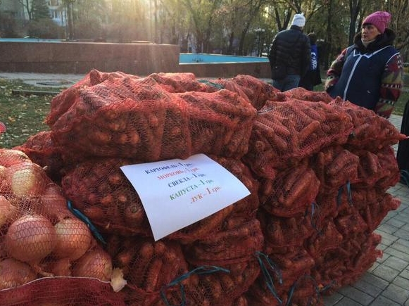 На псевдовиборах у Донецьку виборцям пропонують придбати мішок овочів по ціні за одну гривню