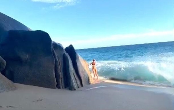 Жінка сфотографувалася спиною до океану, притулившись до скелі. Хвиля накрила дівчину з головою.
