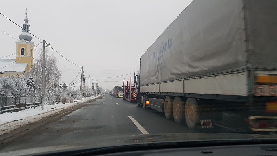 Наразі вантажівки стоять вже в селі Тийглаш Ужгородського району.