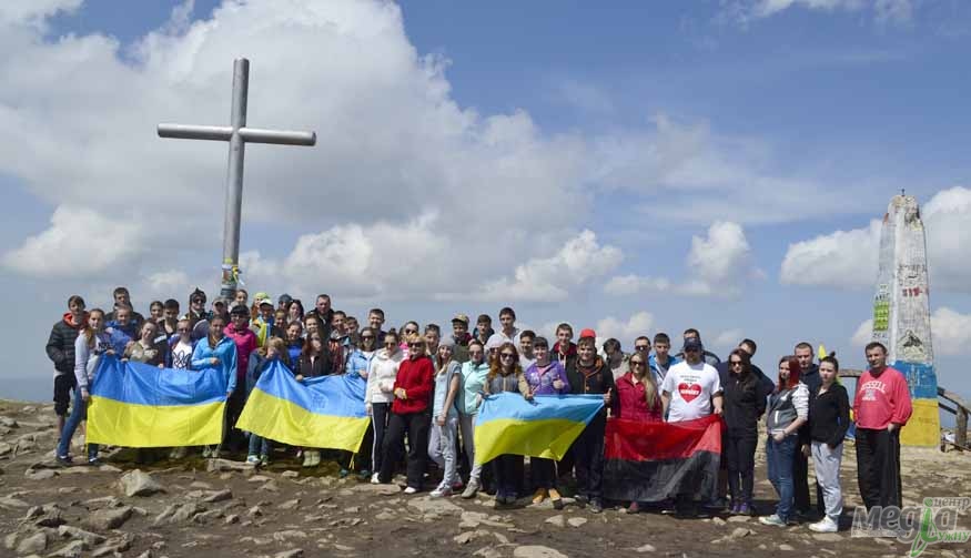 У рамках святкових заходів з нагоди 70-річчя УжНУ студенти та викладачі факультету туризму та МК підкорили найвищу точку Українських Карпат – гору Говерлу.
