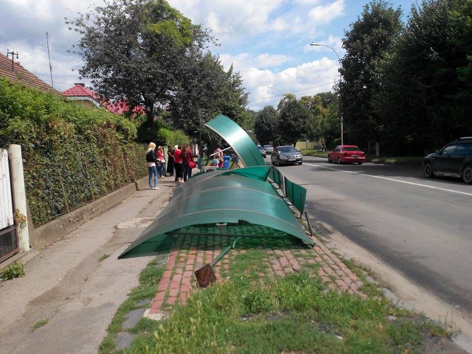 В Ужгороді чоловік зніс зупинку громадського транспорту / ВІДЕО