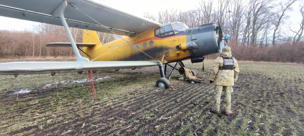 Фіаско авіаконтрабандистів: на Прикарпатті прикордонники затримали АН-2 (ВІДЕО)