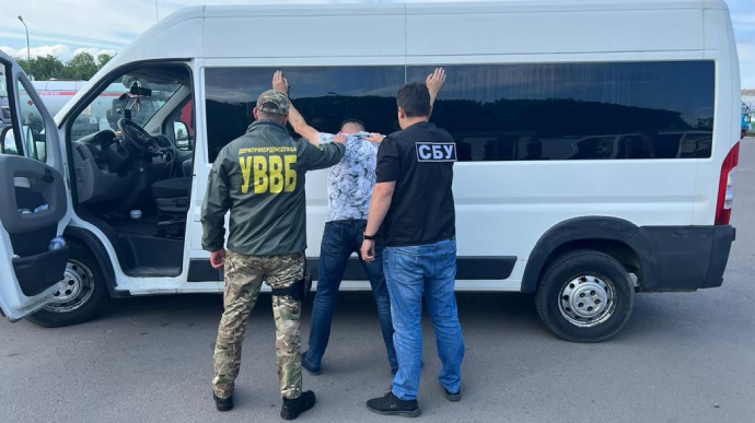 Військовослужбовці Львівського загону викрили зловмисника, який організував схему з незаконного виїзду за кордон військовозобов’язаних чоловіків, вимагаючи по 20 тисяч гривень.

