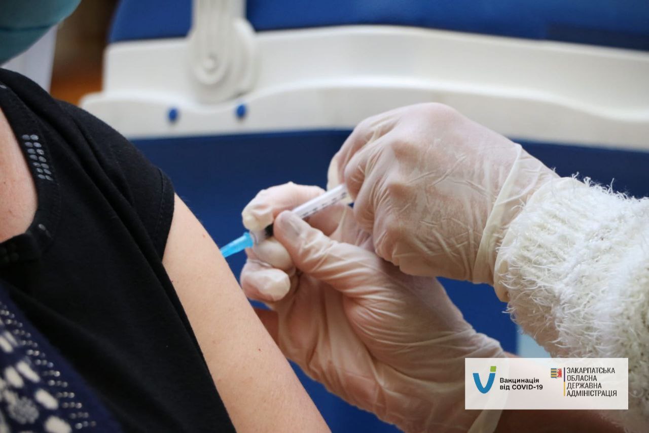 Цими вихідними в області вакцинувалося майже 3,5 тисячі закарпатців.