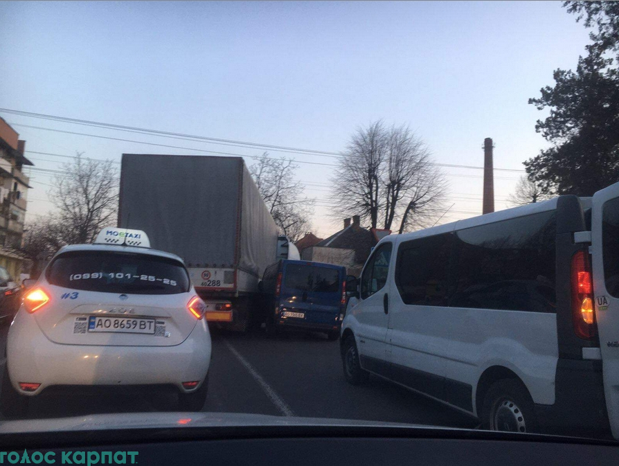 На перекрестке улиц Закарпатская и Загорская произошло ДТП.
